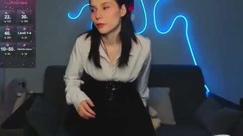 mellhyees online show from March 13, 5:49 pm