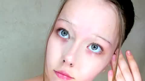 MelMooon online show from July 18, 8:11 pm