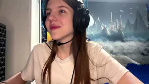 Hi Im Aria 18 years old online show from April 19, 1:56 pm