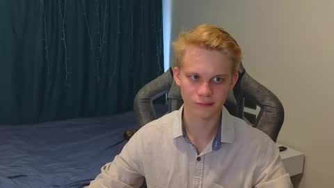 Snapshot of meow_mickey chatting on October 14, 7:33 am Mickey online show from October 14, 7:33 am