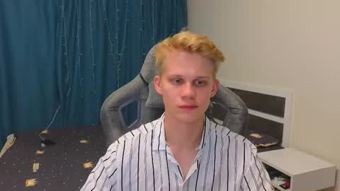 Snapshot of meow_mickey chatting on October 8, 10:48 pm Mickey online show from October 8, 10:48 pm