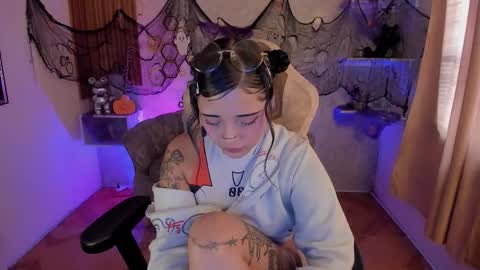 Snapshot of mia_cat05 chatting on October 25, 5:35 pm Mia online show from October 25, 5:35 pm