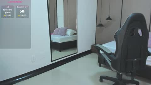 M I A  online show from November 11, 2:25 am