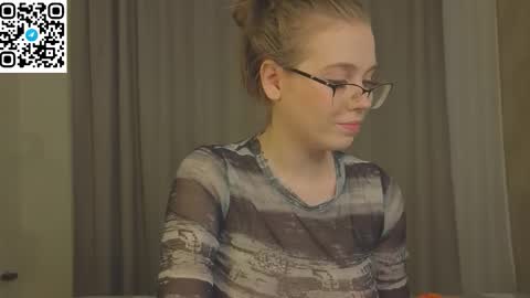 Snapshot of mia_dixson chatting on October 21, 11:26 am Mia online show from October 21, 11:26 am