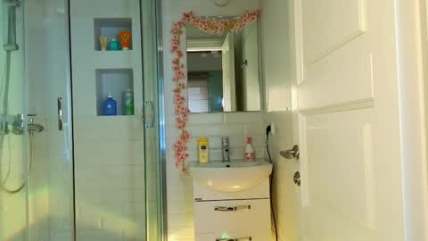 Mia online show from February 25, 8:47 am