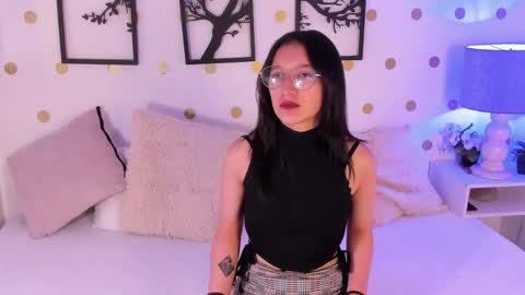 Mia online show from June 9, 11:15 pm
