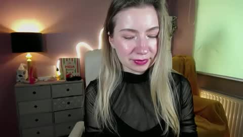 Mia online show from March 12, 11:09 am