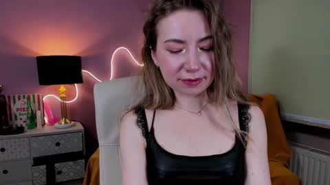 Mia online show from November 22, 8:13 am