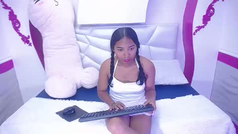 mia_phalmer1 online show from May 1, 10:37 pm