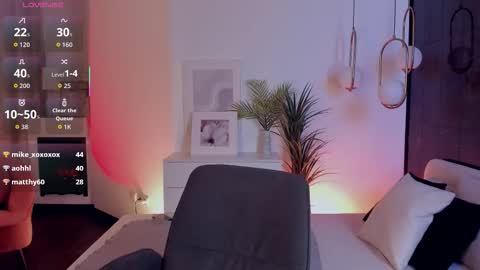 Mia online show from October 29, 9:00 am