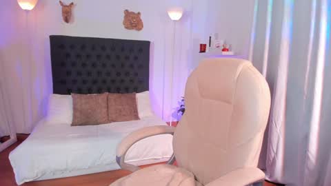 Snapshot of mia_v7 chatting on December 4, 12:46 am Mia online show from December 4, 12:46 am