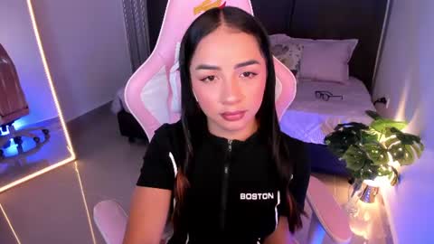 mia  nicolle online show from July 29, 2:22 am