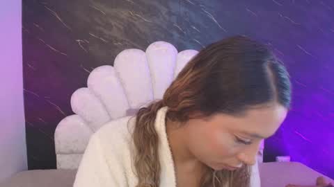 Mia online show from April 20, 12:08 pm