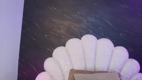 Mia online show from April 16, 12:05 pm