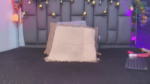 Mia online show from December 19, 12:33 pm