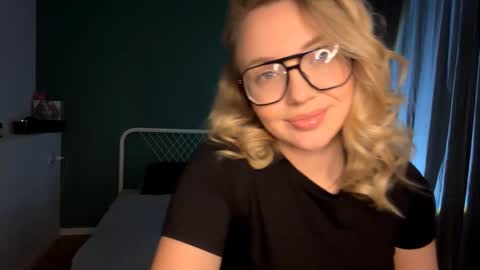 Mia online show from February 20, 6:43 pm