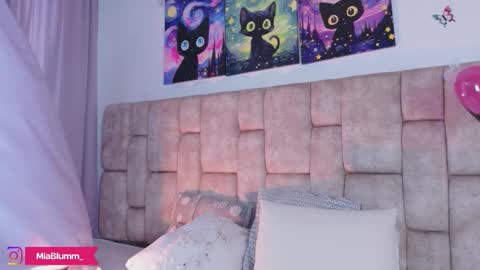 miablumm_ online show from March 22, 9:08 pm