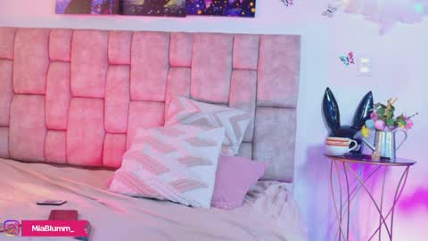 miablumm_ online show from April 10, 6:23 pm