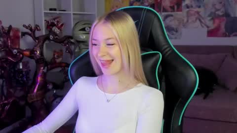 Mia online show from October 30, 6:30 pm