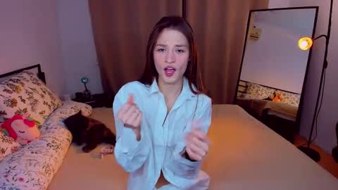 Mia online show from February 10, 10:30 pm