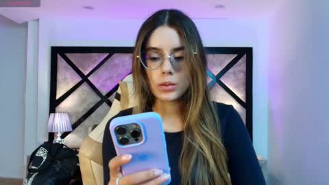 Mia online show from February 18, 7:13 pm