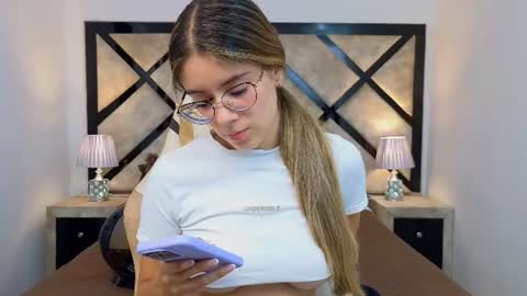 Mia online show from July 16, 7:39 pm