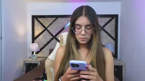 Mia online show from June 18, 7:08 pm
