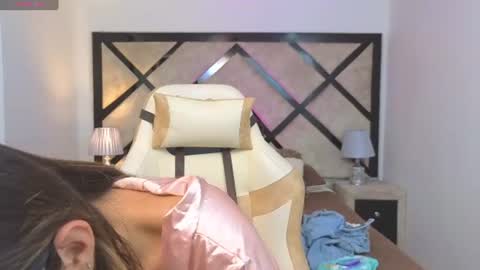 Mia online show from June 25, 7:52 pm