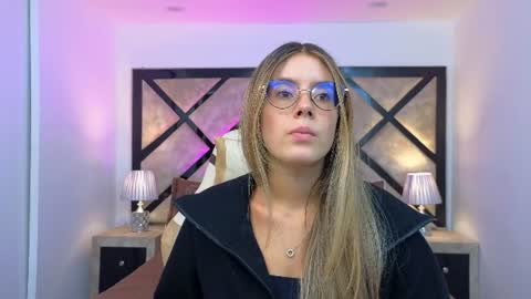 Mia online show from July 6, 9:06 pm