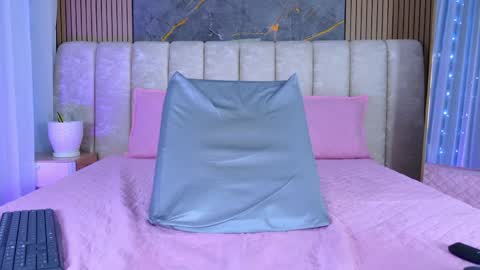 miia scoott  online show from April 10, 12:10 pm