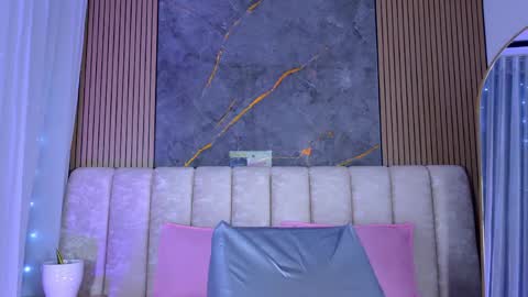 miia scoott  online show from April 17, 11:56 am