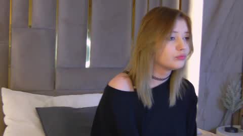 mila_blum online show from May 7, 6:25 pm