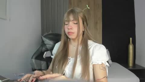 milaack_ online show from March 18, 1:50 pm