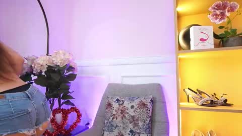 milacrave online show from February 16, 11:41 am