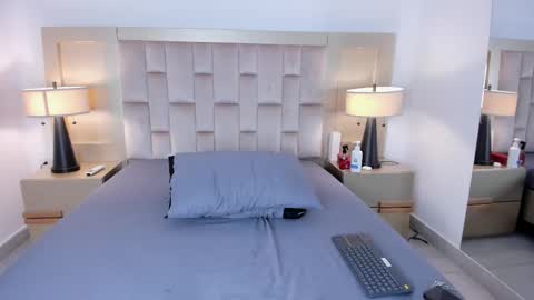 milan_lewiss online show from September 24, 7:20 pm