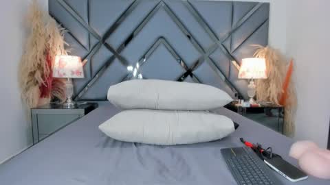 milan_lewiss online show from October 15, 1:01 pm