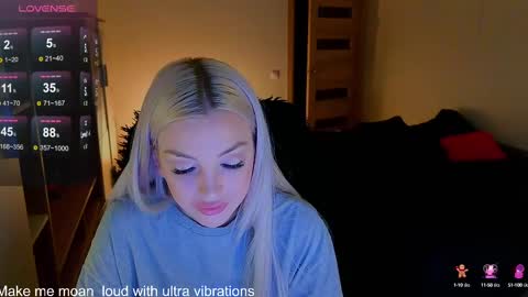 Snapshot of milanafox_ chatting on March 5, 9:37 pm Lana online show from March 5, 9:37 pm