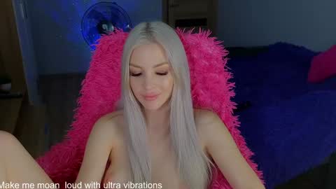 Snapshot of milanafox_ chatting on December 12, 12:16 am Lana online show from December 12, 12:16 am