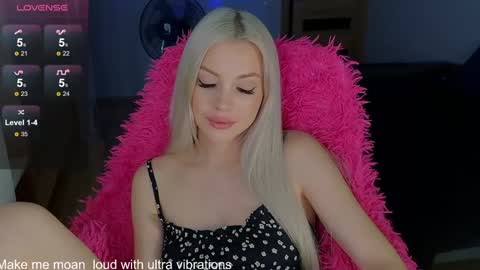 Snapshot of milanafox_ chatting on December 17, 12:12 am Lana online show from December 17, 12:12 am