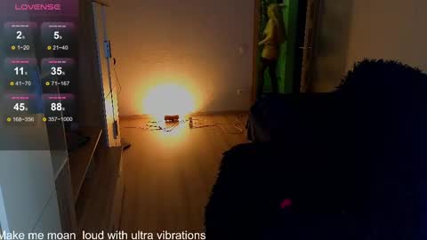 Snapshot of milanafox_ chatting on February 23, 7:49 pm Lana online show from February 23, 7:49 pm