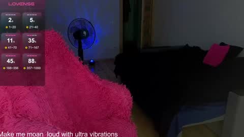 Snapshot of milanafox_ chatting on December 19, 9:27 pm Lana online show from December 19, 9:27 pm