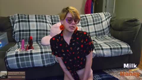 Snapshot of milkandhoneycams chatting on October 28, 2:45 am MilkandHoney online show from October 28, 2:45 am