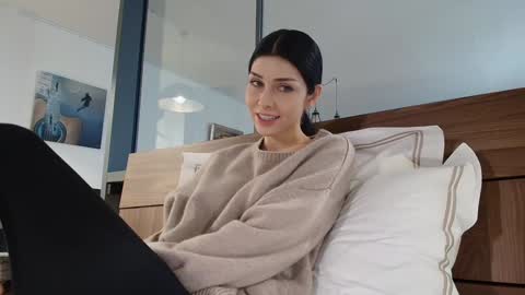 milla bella online show from March 15, 9:51 pm