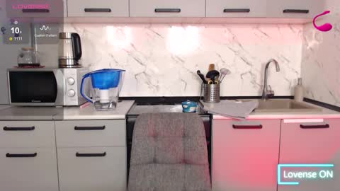 Welcome My name is Tina online show from November 13, 7:49 pm