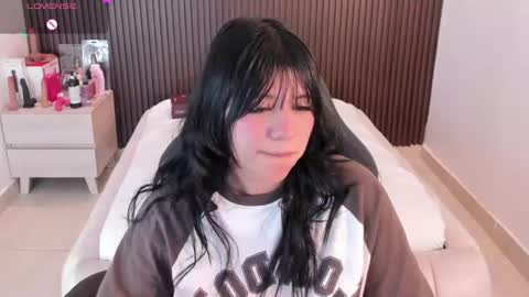 millyevans1 online show from July 28, 11:17 am