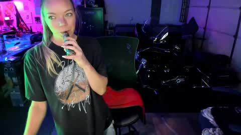 Snapshot of mindymars chatting on October 23, 5:14 pm Mindy Mars online show from October 23, 5:14 pm