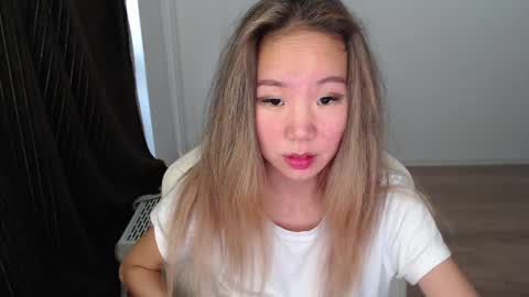 Snapshot of mira_g chatting on October 23, 1:23 pm mira_g online show from October 23, 1:23 pm