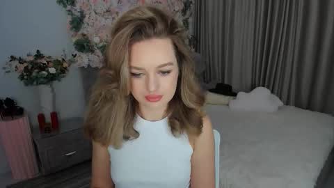 Snapshot of miraclecurly chatting on October 7, 7:32 pm Emma online show from October 7, 7:32 pm