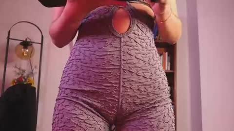 MIRANDA HERNANDEZ online show from June 26, 5:13 am
