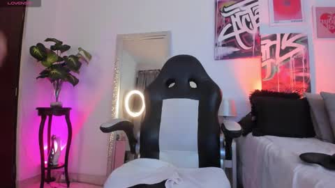 Annie online show from December 23, 3:45 am